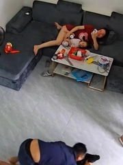 Sợ con gái nhỏ thấy, bố bò dưới nền nhà để trốn ra ngoài