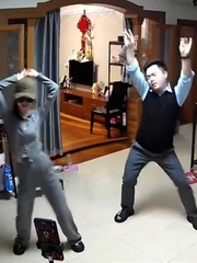 Đi làm về mệt thì chớ, con gái còn bắt bố nhảy cùng mới chịu