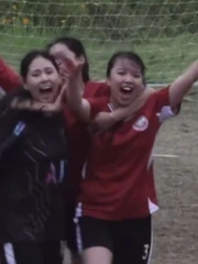 Nữ cầu thủ có màn ăn mừng cực ngầu khi sút phạt thành công