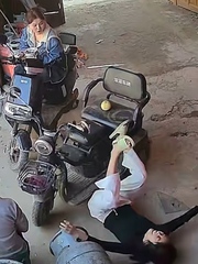 Cô gái ngã chổng vó nhưng tô cơm vẫn còn nguyên