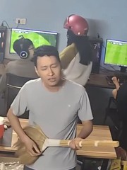 Ngồi chơi game bị mẹ bắt quả tang vì chủ tiệm 'báo quá báo'