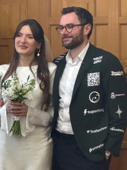 Chú rể bán chỗ quảng cáo trên vest cưới, số tiền kiếm được khó tin?!