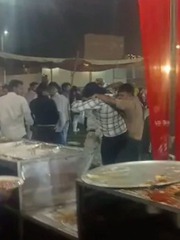 Đám cưới tan tác chỉ vì hai họ lao vào giành... gà rán