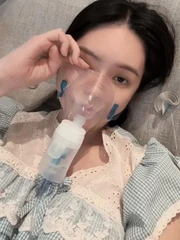 Thực hư Đoàn Di Băng ngồi xe lăn, thở oxi sau khi chồng bị bắt