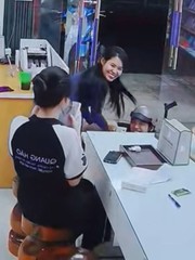 Thanh niên trượt ngã dập mông vì tí tởn