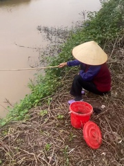 Cụ bà tiết lộ bí quyết khi đi câu cá ở mương