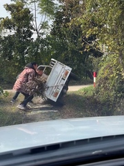 Màn giúp tài xế xe ba gác đi vào lùm cây