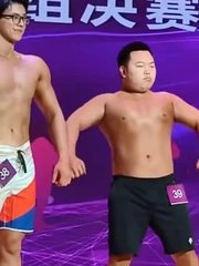 Anh trai 'bụng phệ' gây sốt khi đi thi thể hình