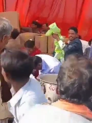 Đám cưới nháo nhào vì tranh nhau... mấy bịch snack