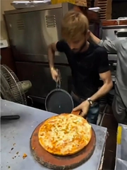 Chàng trai tay nhanh hơn não khi cắt bánh pizza