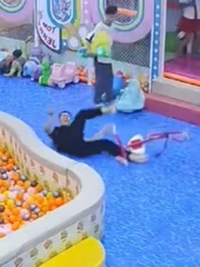 Thanh niên ngã lộn nhào vì thích trở về 'tuổi thơ dữ dội'