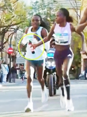 Runner vuột chiến thắng giải marathon sau hành động đẹp