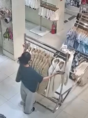 Thấy cửa hàng vắng khách, cô gái liền tạo việc làm cho nhân viên