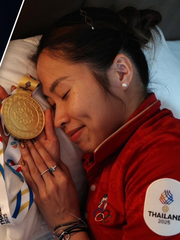 Cựu số 1 thế giới Intanon ôm HCV SEA Games… đi ngủ