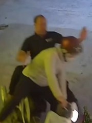 Hai thanh niên ngã dập mông trước pha bốc đầu xe máy của bạn thân