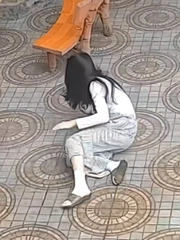 Cô gái 'vồ ếch' khi hớt hải ra nhận hàng shipper