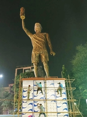 Lionel Messi dự khánh thành tượng cao 21m của chính mình