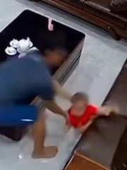 Bố phản xạ như siêu nhân giúp con trai thoát cú ngã đau