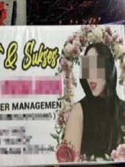 Người vợ 'tặng' băng rôn cho tiểu tam tại lễ tốt nghiệp