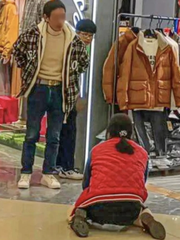 Trung Quốc: Vợ quỳ gối xin chồng mua áo khoác hơn 1 triệu đồng