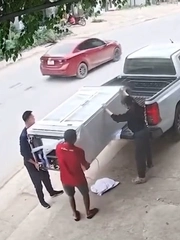 Màn vận chuyển tủ mát đi vào lòng đất