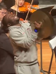 Khán giả thích thú khi được mời lên tham gia dàn nhạc giao hưởng