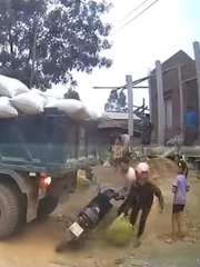 Chàng trai nhanh chân cứu người phụ nữ 'lì đòn' trước xe tải lùi