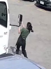 Chàng trai ngơ ngác khi thấy người đẹp đập mặt vào gương chiếu hậu