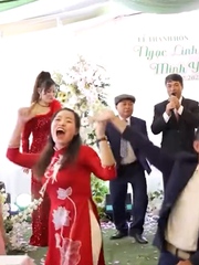 Nhà gái quẩy tưng bừng khi gả được 'quả bom nổ chậm'