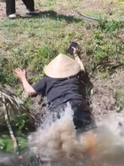 Cô gái vồ ếch khi nhảy qua mương nước