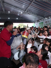 Bà con Tây Ninh cùng nghệ sĩ gửi yêu thương đến các em nhỏ trong 'Mái ấm gia đình Việt'