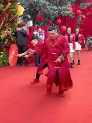 Hai thanh niên nhảy cực cuốn trên nền nhạc sôi động