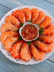 Thói quen ăn tôm tiết lộ kiểu con trai khiến bạn 'say như điếu đổ'