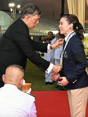 Nhà vua Thái Lan trao HCV đua thuyền buồm cho Hoàng hậu tại SEA Games 33