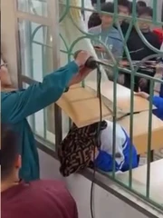 Dở khóc dở cười với nữ sinh nghịch ngợm kẹt đầu vào song sắt