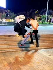 Pha trượt ván xuống bậc tam cấp đi vào lòng đất