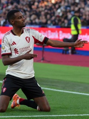 Đồng đội nhắc Alexander Isak phải vui hơn khi ghi bàn thắng