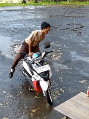 Thấy bạn thân ngã, chàng trai cười như được mùa