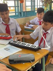 Bé trai thổi kèn phím Melodica siêu đỉnh