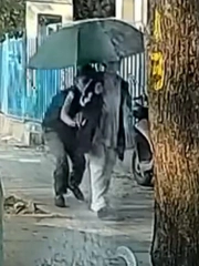 'Đạo chích' vội trả lại điện thoại vì móc túi nữ sinh bị bắt quả tang