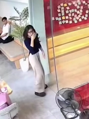 Cô gái sưng đầu vì đập mặt vào cửa kính cường lực