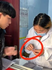 Y tá cạn lời với thanh niên sợ kim tiêm