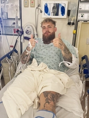 Đánh thua Anthony Joshua, Jake Paul phải húp cháo cả tuần