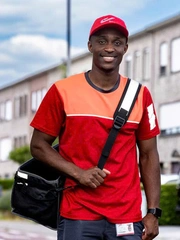 Cựu cầu thủ Man Utd vừa đưa thư, vừa thi đấu tại Bỉ