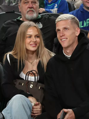 Sao Barca Dani Olmo suýt khiến bạn gái bỏ đi vì… tiếng nhai