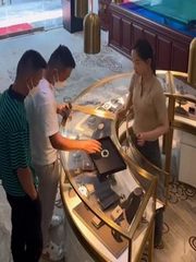 Nữ nhân viên bán trang sức cao tay khi gặp khách hàng gian dối