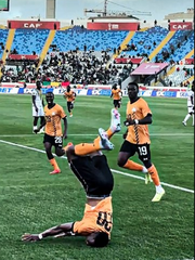 Patson Daka suýt gãy cổ vì pha ăn mừng ‘lỗi’ tại AFCON 2025