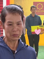 Người mẹ bật khóc khi rút được phần thưởng có giá trị lớn