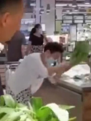 Thanh niên vẩy rau nhiệt tình trong siêu thị và kết quả bất ngờ