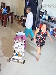 Bé gái nằm ngủ giữa nhà, mọi người đi qua đi lại tìm hoài không thấy